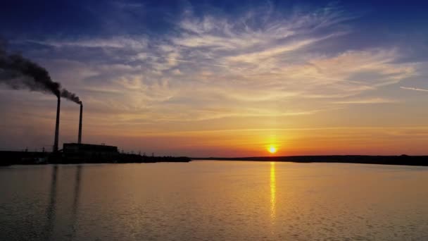 Orangefarbene Sonne Reflektiert Die Wasseroberfläche Und Die Nahe Gelegene Industriefabrik — Stockvideo