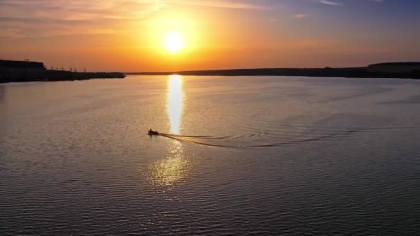 Luftudsigt Vandet Motorbåd Flyder Ved Solnedgang Smuk Udsigt Den Nedgående – Stock-video