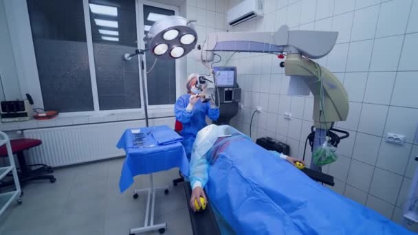 Médico Uniforme Médico Durante Operación Fondo Del Equipo Contemporáneo Clínica — Vídeos de Stock