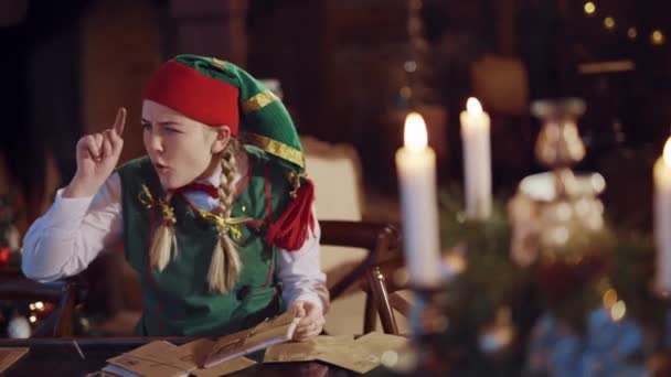 Kutlama Arka Planında Zarfları Olan Komik Bir Elf Yeşil Kırmızı — Stok video