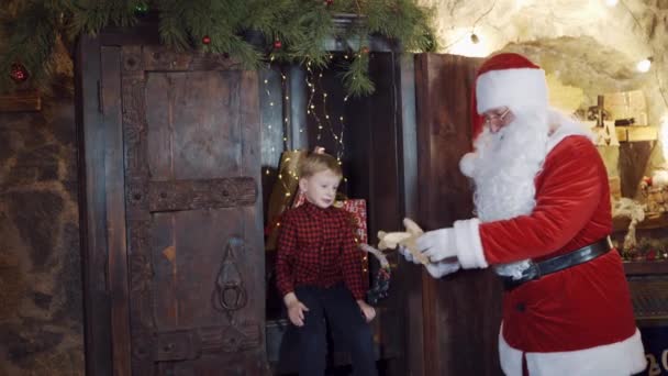 Weihnachtszeit Kleiner Junge Und Weihnachtsmann Mit Selbstgebasteltem Spielzeugflugzeug Der Weihnachtsmann — Stockvideo