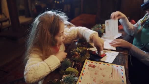Érdekes Lány Pecsétet Tett Borítékra Gyerek Segít Manónak Leveleket Készíteni — Stock videók