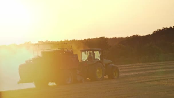 Traktor Banen Sæsonarbejde Ved Solnedgang Landbrugsmaskine Trykke Tørt Firkantet Balle – Stock-video
