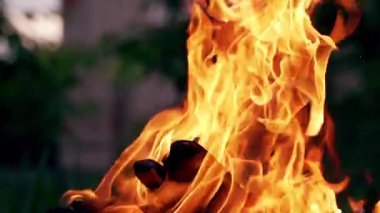 Şenlik ateşi geceleri yanıyor. Turuncu alevlerde odun yakmak. Ateş alevi
