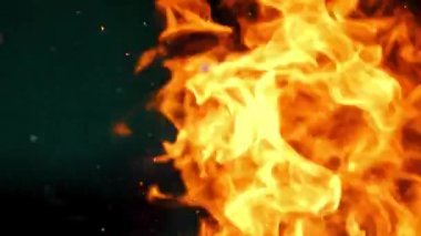 Yanan ateş. Şenlik ateşi. Siyah arkaplanda yanan alevlerin yakınlaşması.