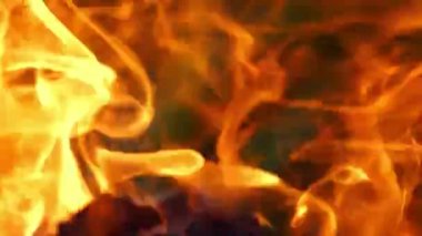 Şenlik ateşi geceleri yanıyor. Siyah arka planda ateş alevleri. Ateş alevi