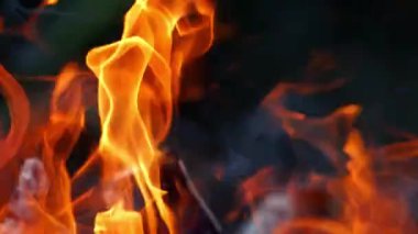 Yanan ateş. Şenlik ateşi. Siyah arkaplanda yanan alevlerin yakınlaşması.