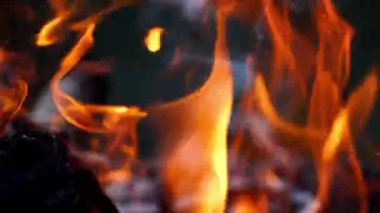 Şenlik ateşi geceleri yanıyor. Turuncu alevlerde odun yakmak. Ateş alevi