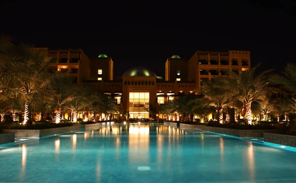 夕方には近代的なホテルラグジュアリーホテルの近くの夜に空のプール 人はいない 東洋式 — ストック写真