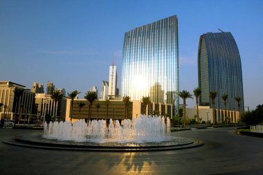 Dubai alışveriş merkezinin yakınında inanılmaz bir çeşme var. Ünlü turist eğlencesi. Su dansı çeşmesi. Dubai Seyahat ve Turizm konsepti imajı. Kimse yok..