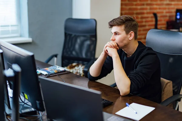 Programátor Pracující Kanceláři Společnosti Pro Vývoj Softwaru Pozorný Muž Návrh — Stock fotografie