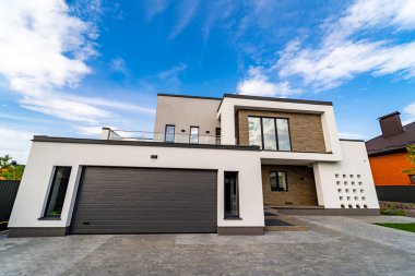Açık verandası ve garajı olan güncel bir ev. Modern mimari.