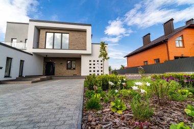 Evin ön cephesinin bir parçası. Yeni beton bina. Modern mimari.