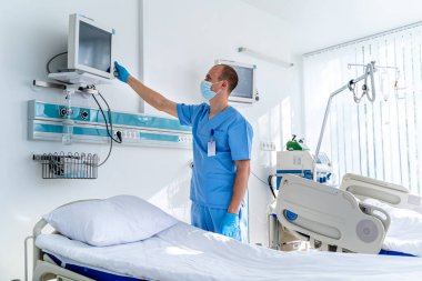 İç hastane tasarım konsepti. Modern klinikteki resüsitasyon odasının içinde. Testli ekran. COVID-19 ve koronavirüs teşhisi. Salgın. Yakın çekim..