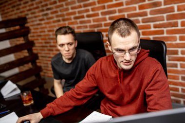 Modern bir ofiste çalışan iki adam. En iyi sonuçlara ulaşmak. Kendine güvenen iki genç adam iş planlarını tartışıyor.