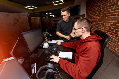 İki programcı yeni bir proje üzerinde çalışıyor. Programlama ve kodlama teknolojileri geliştiriliyor.