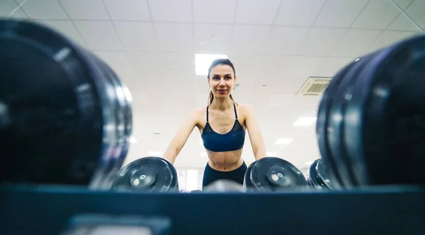 Musculação Forte Mulher Apta Exercitar Com Halteres Menina Loira Muscular — Fotografia de Stock