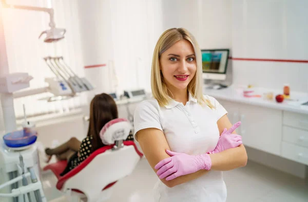 Retrato Dentista Con Cliente Silla Fondo Concepto Cuidado Oral —  Fotos de Stock