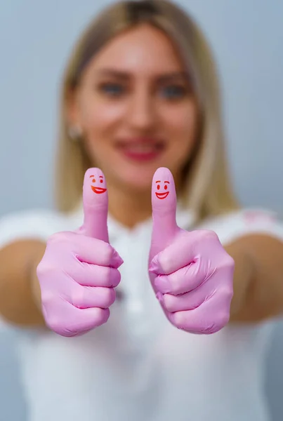 Mujer Dentista Con Guantes Rosas Mostrando Cartel Genial Sonrisas Rojas — Foto de Stock