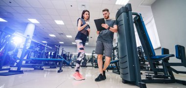 Spor salonunda beden eğitimi hocası müşteri çalıştırıyor. Kişisel arbede. Seçici odaklanma. Sağlık hayatı kavramı.