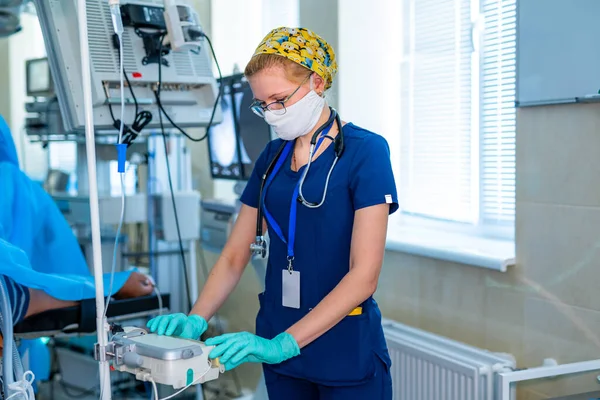 Médico Cuidados Intensivos Prepara Equipos Para Ventilación Artificial Los Pulmones — Foto de Stock