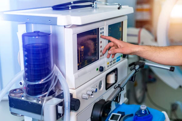 Beatmung Der Lungen Mit Sauerstoff Krankenschwester Hand Analysiert Zahlen Auf — Stockfoto