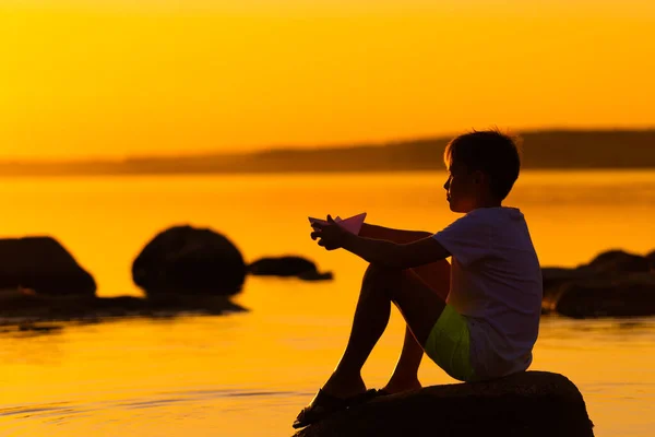 Kleiner Junge Mit Papierschiff Der Hand Schöner Oranger Sonnenuntergang Origami — Stockfoto