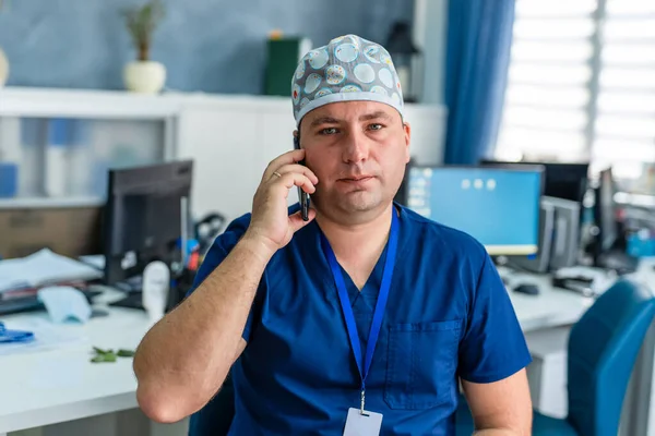 Doktor Dívá Kamery Mluví Telefonu Mužský Lékař Čistírně Kancelář Nemocnici — Stock fotografie