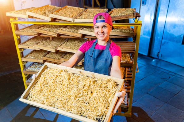 Produktionsstadier För Pastaproduktion Färsk Makaroner Skuren Lådor Hyllor Industriell Maskin — Stockfoto