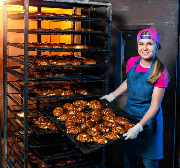 Produktionslinje Bakverk Eller Bullar Rack Med Bakverk Kvinna Med Bricka — Stockfoto