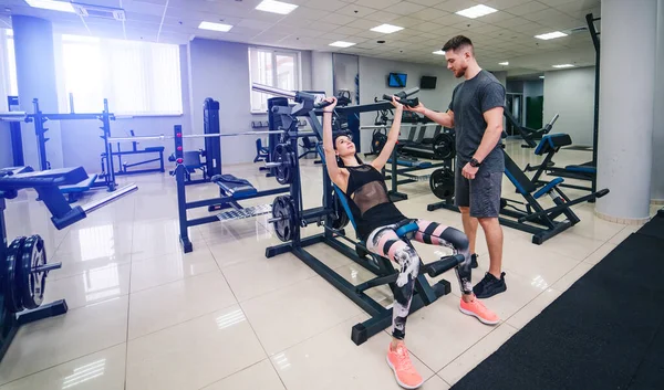 Fitte Frau Beim Training Mit Trainer Fitnessstudio Athletin Und Schönheit — Stockfoto