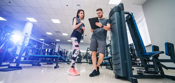 Fitness Trainer Trainiert Klient Fitnessstudio Persönliche Skepsis Selektiver Fokus Gesundheitslebenskonzept — Stockfoto