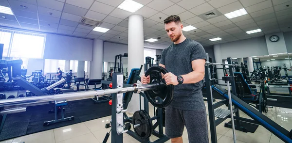 Porträt Eines Gut Aussehenden Muskulösen Powerlifters Mit Gewichtsscheibe Scheibe Langhantel — Stockfoto