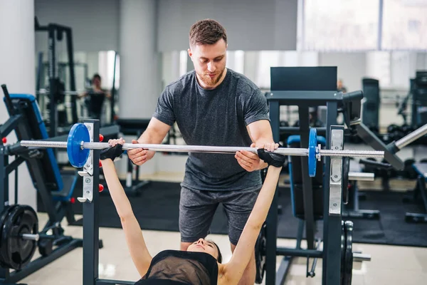 Personal Trainer Hilft Einer Jungen Frau Beim Heben Einer Langhantel — Stockfoto