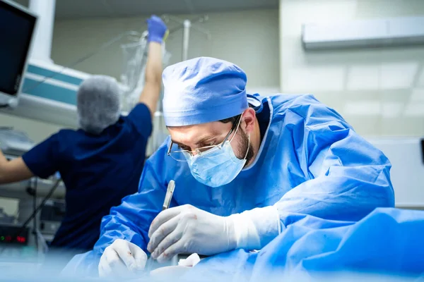 Χειρουργός Ομάδας Στο Χειρουργείο Μοντέρνος Εξοπλισμός Στο Χειρουργείο Ιατρικά Βοηθήματα — Φωτογραφία Αρχείου