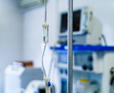 Ameliyattan önce hastaya anestezi uygulamak için düşürücü.