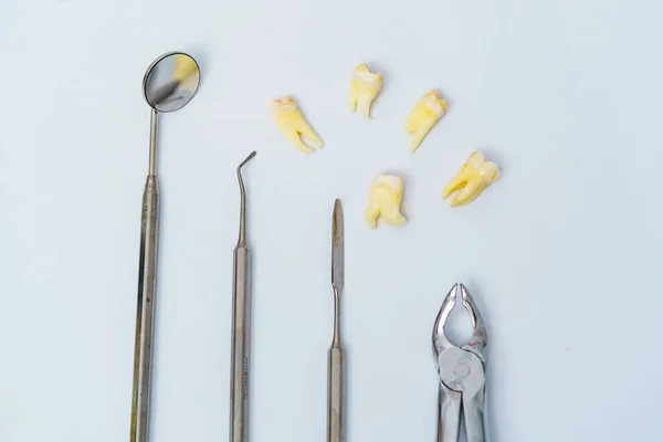 Dentalset Spiegel Sonde Mit Zahn Konzeptpflege Isoliert Auf Weißem Hintergrund — Stockfoto