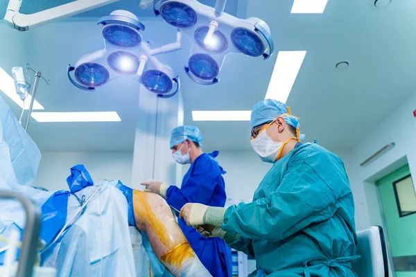 Χειρουργοί Που Δουλεύουν Στο Χειρουργείο Ιστορικό Νοσοκομείου Δύο Άνδρες Γιατροί — Φωτογραφία Αρχείου
