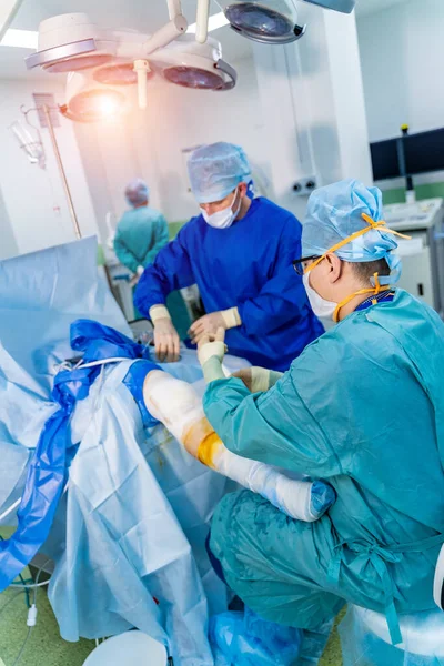 Sebészek Dolgoznak Műtőben Kórházi Háttér Két Férfi Orvos Dolgozik Gerincvelő — Stock Fotó
