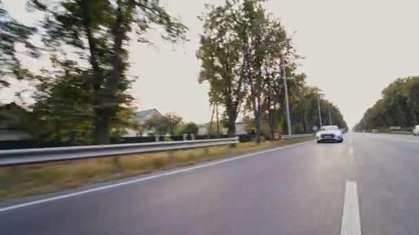 一部豪华轿车在大白天行驶在路上的前景 新的电动车奥迪Etron驾驶在高速公路上的夏天 — 图库视频影像