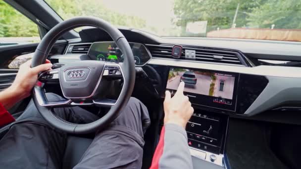 Wnętrze Nowego Elektrycznego Samochodu Ręce Kierowcy Kierownicy Audi Tron — Wideo stockowe