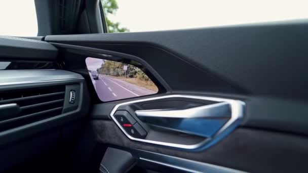 道路を移動する車のサロン内のクローズアップビュー 内部の新しい電子トロンオーディ — ストック動画