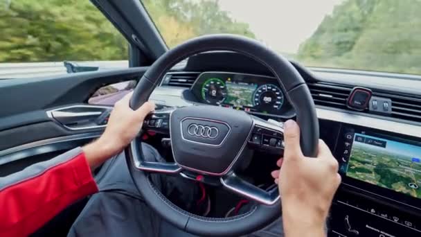 Primo Piano Delle Mani Uomo Volante Auto Audi Nuova Tron — Video Stock