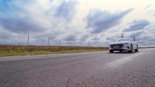 Voiture Luxe Blanche Sur Route Sur Fond Terrain Conduite Très — Video