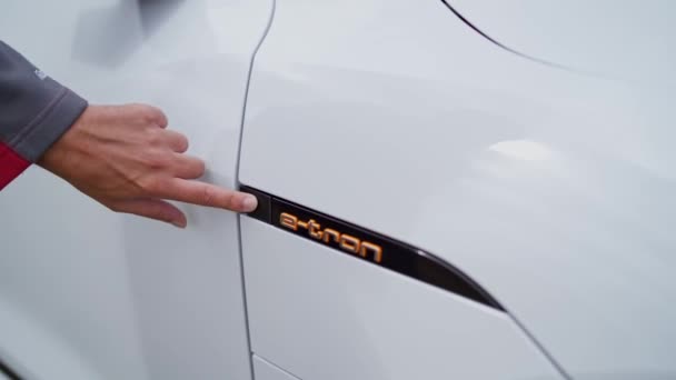 Detailní Záběr Audi Tronu Mužská Ruka Zapojuje Odpojuje Nabíječku Elektrického — Stock video