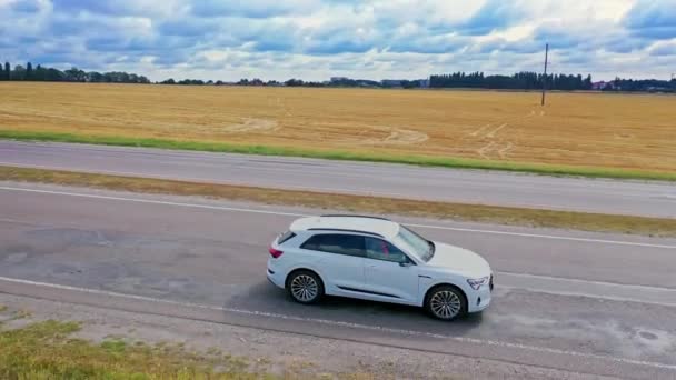 Widok Góry Luksusowy Biały Samochód Autostradzie Piękna Audi Jazdy Wzdłuż — Wideo stockowe