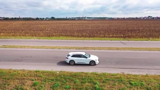 Vista Aérea Audi Branco Que Move Estrada Vista Superior Carro — Vídeo de Stock