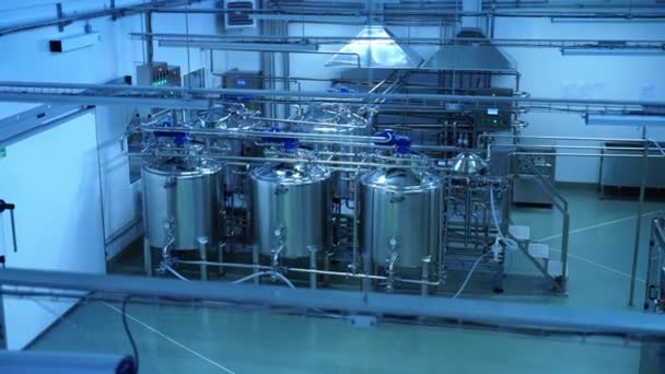 Widok Nowoczesną Fabrykę Mleka Pomieszczeniach Współczesne Urządzenia Produkcji Sera Zakładzie — Wideo stockowe