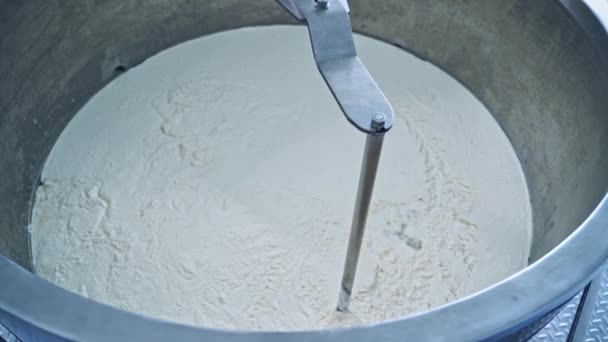 工場設備の閉鎖 金属混合装置は スローモーションで工場を作る牛乳製品でチーズを作るために牛乳を沸騰させ 混合します — ストック動画