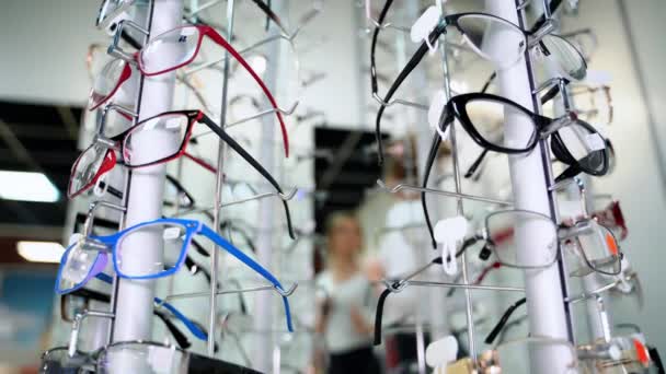 光学商店里的时髦眼镜的特写 不同颜色和形状的眼镜很好地放置在展台上 眼科学 — 图库视频影像